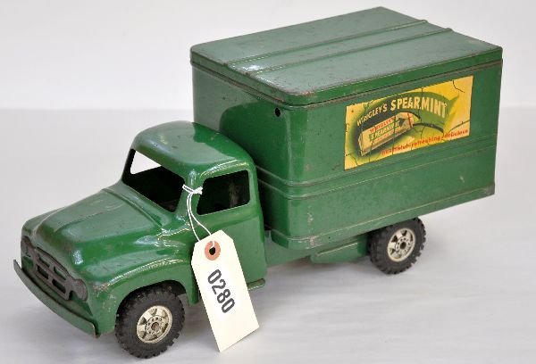 Buddy L Wrigley's Spearmint Truck: Painted & decaled pressed steel, 14 1/2" long. Clean & shiny showing moderate playwear, C6