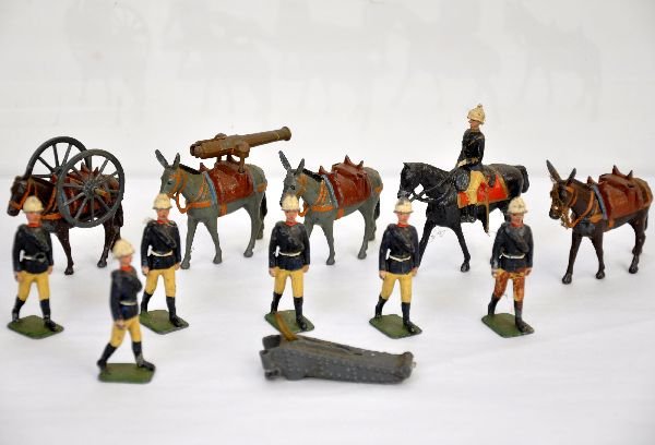 Britains Set 28, Mountain Gun Crew: Scarce 14pc set, complete as issued. One soldier has brown paint on pants, otherwise all show light playwear, C7+
