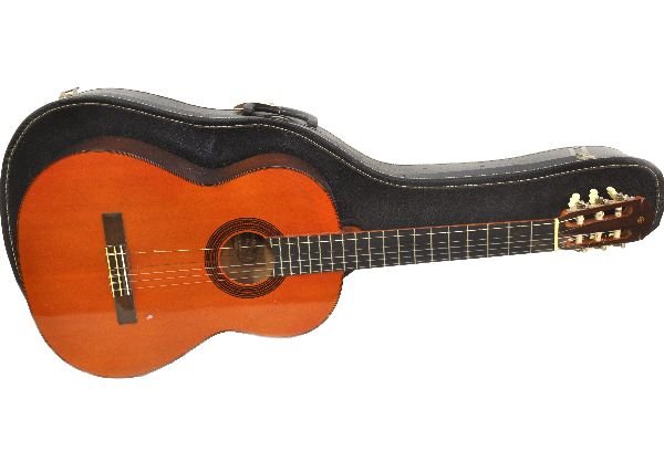 Yamaha G-55 Classical Acoustic Guitar: Dark natural finish. Moderate play wear throughout. Neck appears to be straight and true. All tuning knobs are functional. Comes with hard-shell case. Examine photos or call for more information, 203 