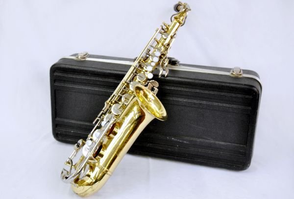 Yamaha YAS-23 Alto Saxophone: Brass lacquer finish. Shows considerable play wear, scratches and tarnishing throughout. All components appear to be functional. Hard case included. Examine photos or call for more information, 203 73