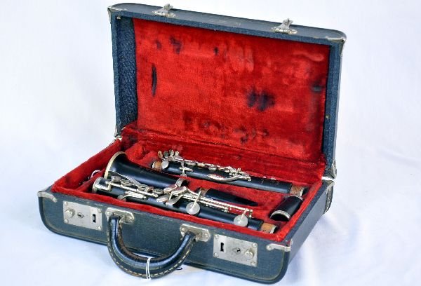 Boosey and Hawkes Edgware Bb Clarinet: S/N N175532. Ebonized finish. Shows light play wear with tarnishing along the keys. All cork and other components appear to be intact & in working condition. Comes with reeds and hard-shell case. Exam