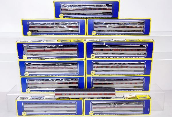 12 AHM HO Lackawanna Passenger Cars: Nice string, all RivaRossi production sold through AHM. Directional lighting with battery pack installed in observation, all show light run time with 11 boxes & inserts, C8