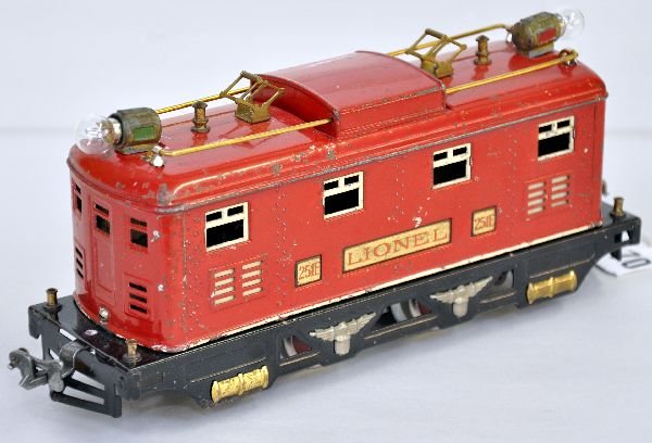 Lionel 251E Box Cab Electric: Clean & shiny, pendulum reverse with cream stripe. It is clean & shiny and appears ready to run. It shows moderate playwear, C6 (see next lot for matching cars)