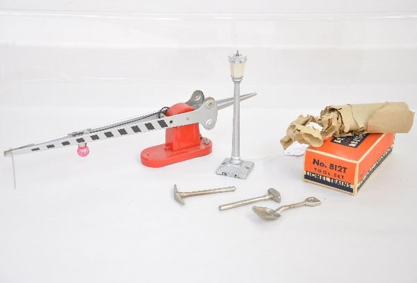 Lionel 812T, 152 & 35 Accessories: Includes a super 35 boulevard lamppost; 152 crossing gate, spring needs adjustment & a boxed 812T O-gauge 3pc tool set with wrapping paper. All are like new, C8
