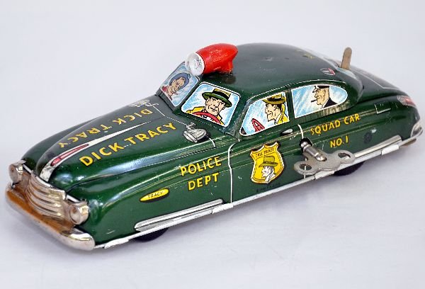Large Marx Dick Tracy Police car: Litho Tin, 11" long, mechanism is functional with siren, clock key included. Battery light not tested, but box is clean. It shows light playwear and is clean & shiny, C7-7+