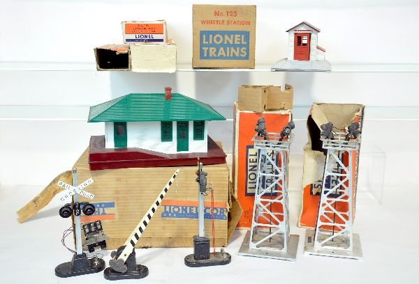 7 Boxed Lionel Accessories: Includes a 132 stop station; 125 whistling shack; 154 flasher; 151 semaphore; 252 crossing gate & 2 #395 floodlights, 1 has insert. All have obs, though most show wear. Accessories show light to moder
