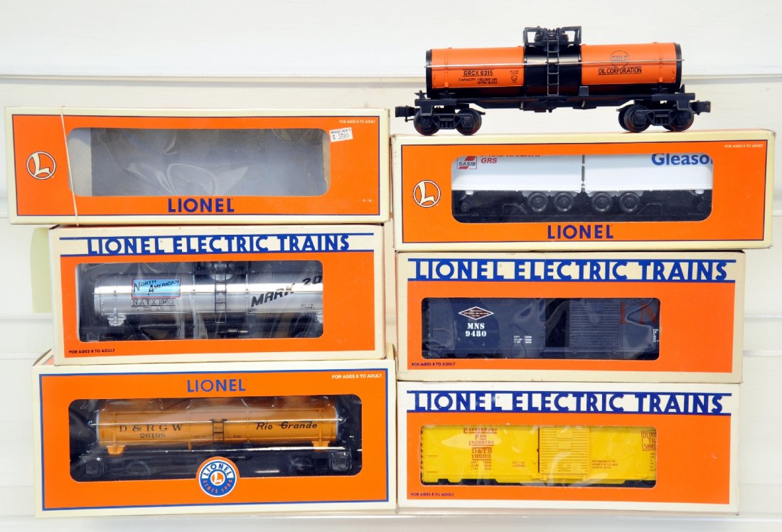 6 Lionel Freight Cars: Includes 19611 Gulf tank, 52114 NYC trailer flat, 26198 RG tank car, 9480 MN&S boxcar, 19601 NA tank car, 19203 D&TS boxcar. Some show light runtime with boxes, C9-10