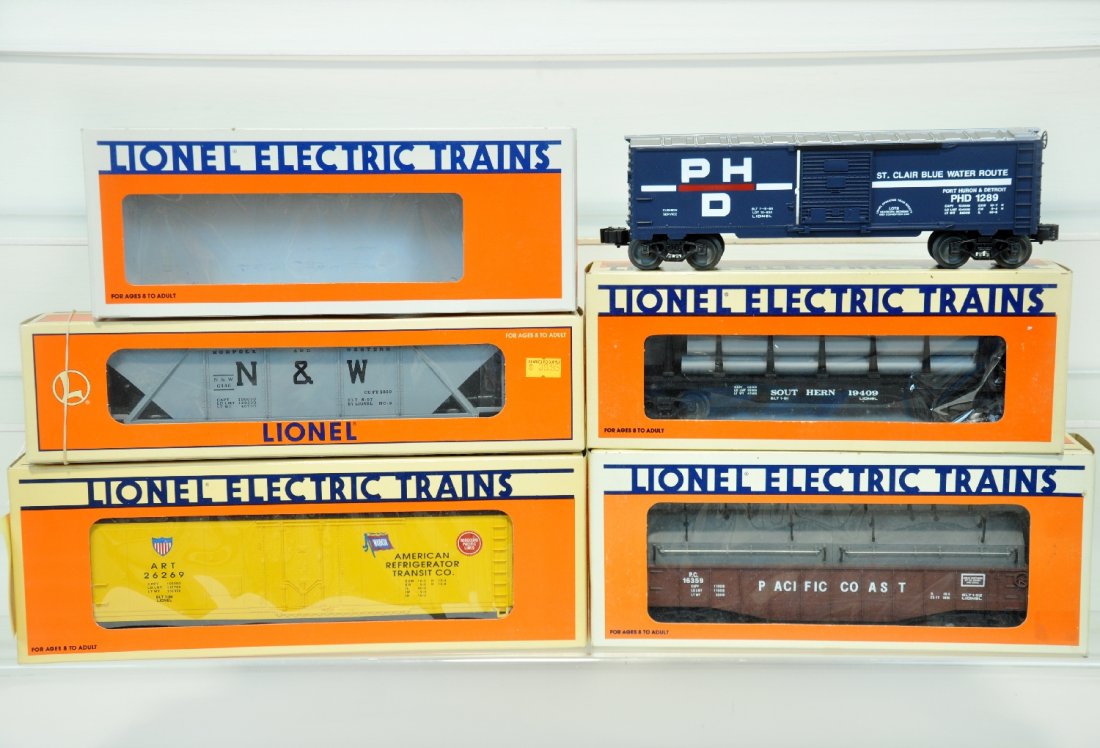 5 Pc Lionel Freight Car Lot: Includes 1989 Lots Convention Car 17875. 6446 N&W Four-Bay Hopper 19329. Southern Flatcar 19409. Wabash Reefer 17304, Pacific Coast Gondola 16359. Cars are unrun. C10