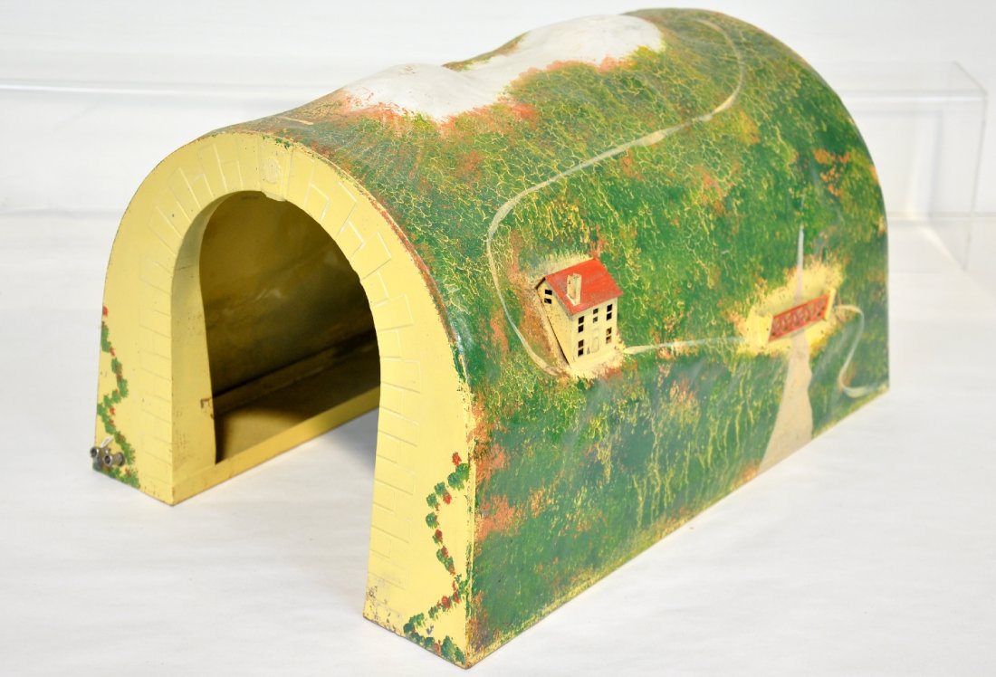 Boxed Late Lionel 120L Tunnel: Clean with brighter colors than on the early version. There is some checking to paint with a rough box. It shows light playwear, otherwise C7
