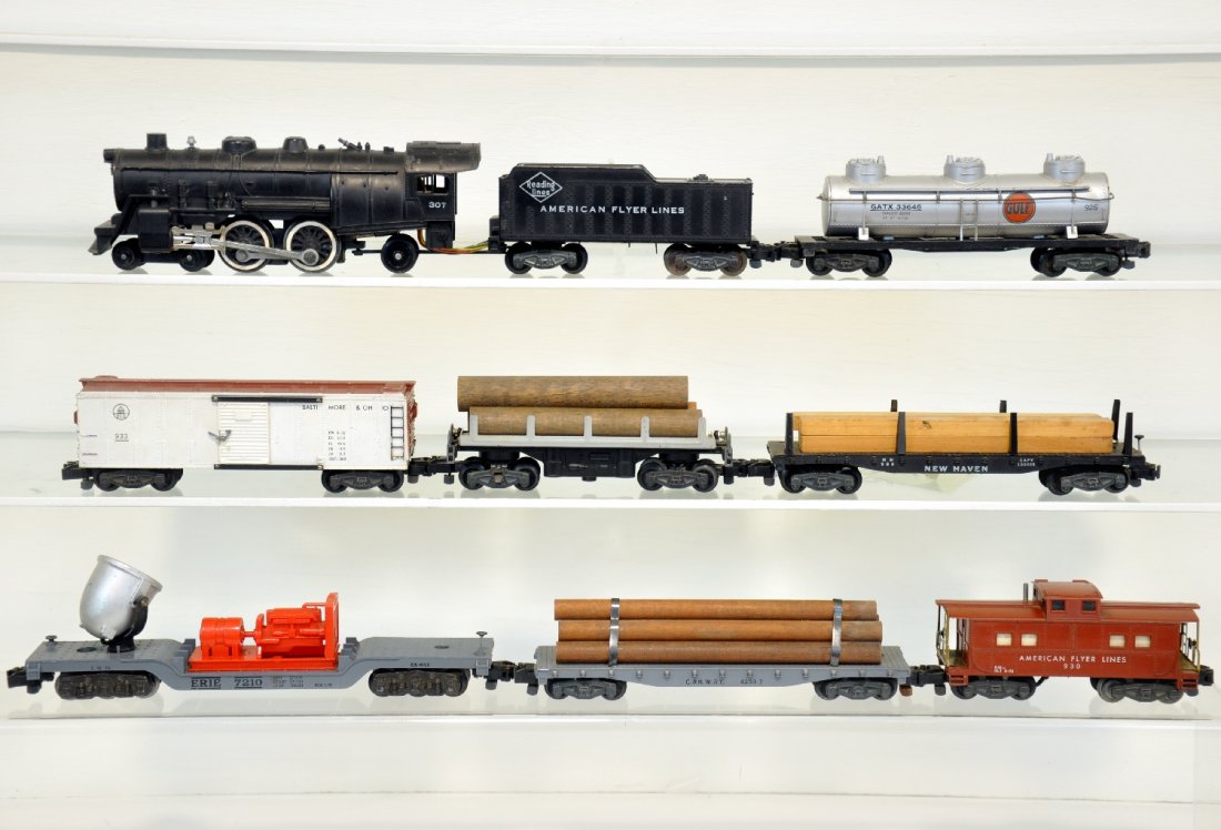 8Pc American Flyer 307 Steam Freight Set: S Gauge. Includes a 307 Reading Atlantic loco & tender with smoke & Choo-Choo; 946 searchlight; 926 tank car; 928 lumber car; 933 B&O boxcar; 925 Gulf tank car, decals 90%, ob; 914 log dump car; 928 f