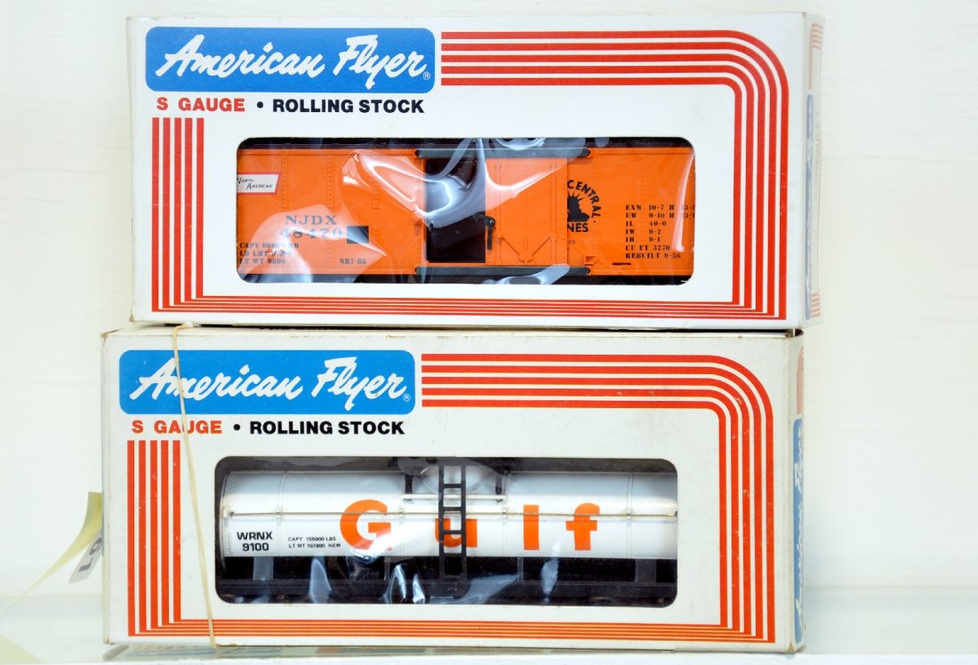 2 Boxed American Flyer Freight Cars: S Gauge. Includes Lionel production 48460 -1988 NASG convention boxcar; 9100 Gulf tank car. They appear like new in boxes, C9