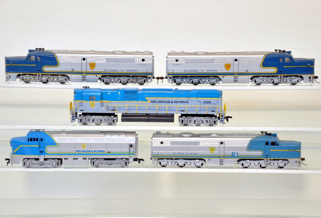 5 Delaware & Hudson HO Diesels: Includes an Athearn PA Alco AAA with 1 powered unit, cabs 16, 18, 19; Tyco Sharknose & 1102 large diesel. All show light playwear, C8-9