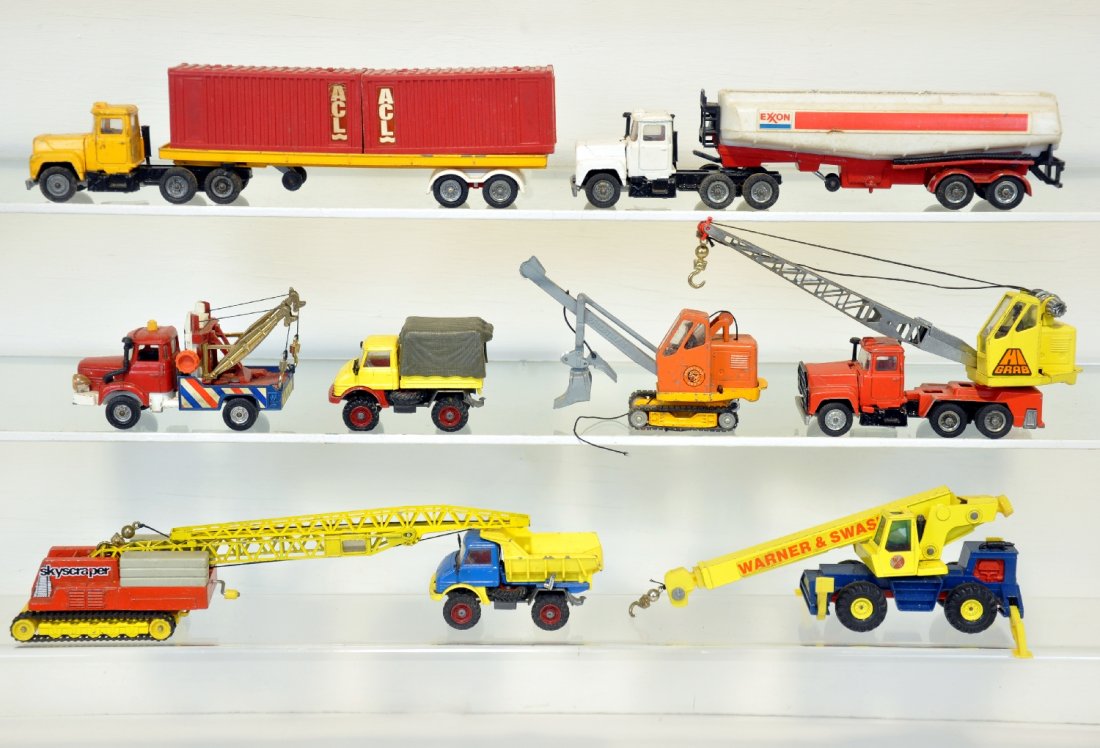 9 Vintage Corgi Major Vehicles: Includes a Mack mobile crane; Berliet wrecker; Unimog dump truck; Mack Tractor with ACL container trailer; Mack Esso tanker; Warner mobile crane; Unimog covered truck; Priestman club shovel; tower cra