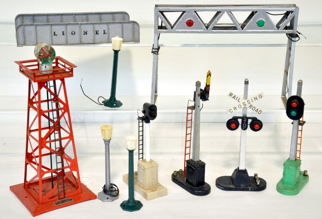10 Pc Accessory Lot: Lionel includes 494 beacon; 163 block signal; 151 semaphore; 154 flasher; 153 block signal; 2 #77 lampposts; 71 lamppost; 314 girder bridge; plus a Junior signal bridge. All show light to moderate pla