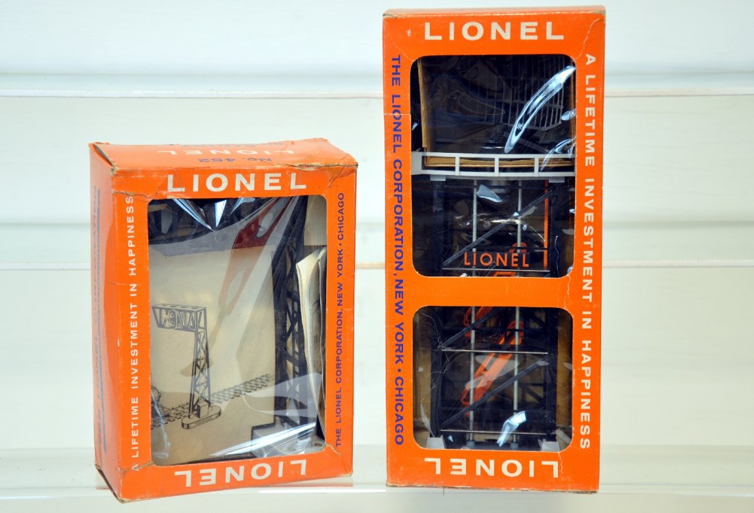 Boxed Lionel 452 & 197 Accessories: Includes a 452 single gantry signal, complete with packet; 197 radar tower with packet. Both appear like new with late cellophane window boxes & inserts, C8+