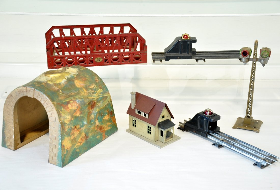 8 Pre War Lionel Accessories: Includes a nice painted 189 bungalow, C7; 118 tunnel; 76 block signal; 157 hand truck (no photo); 2 #025 bumpers; 270 girder bridge; 1672 telegraph pole. All otherwise show moderate playwear, C5-6