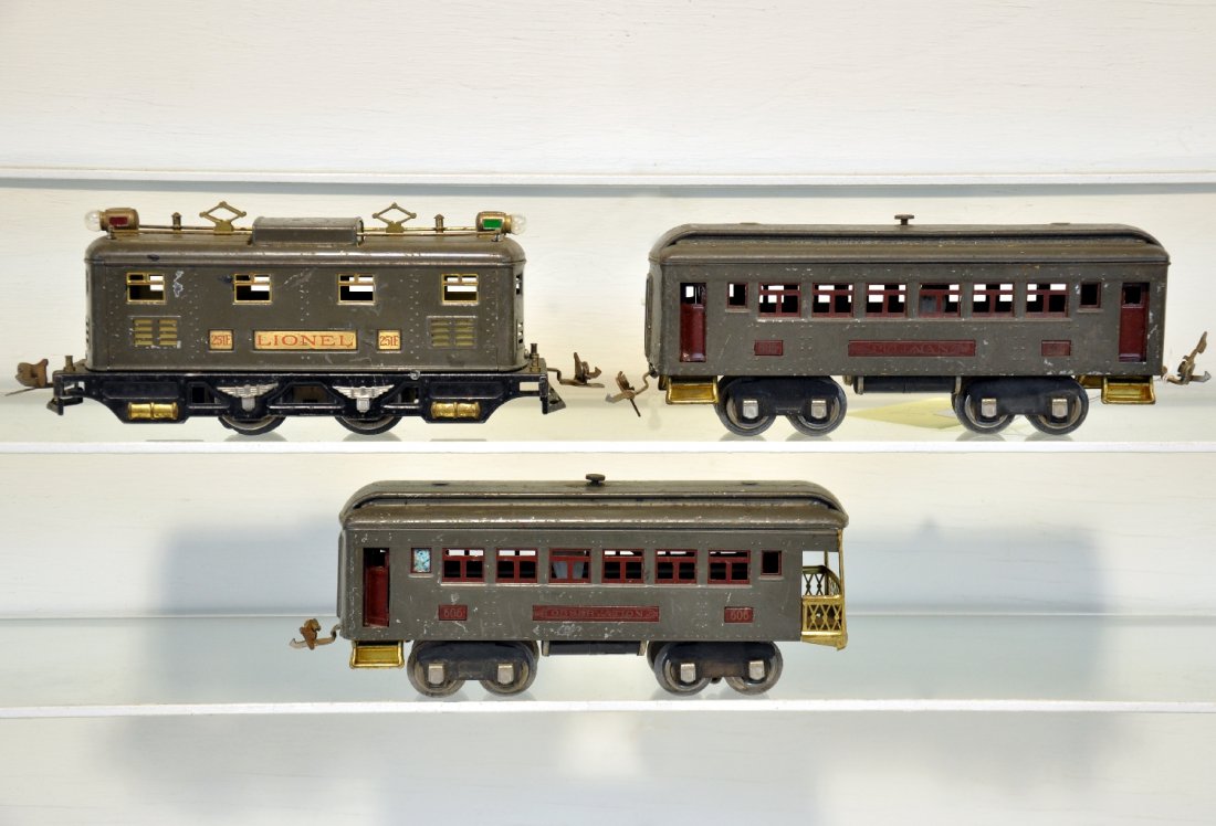 3Pc Lionel 251E Passenger Set: Includes a 251E boxcab electric, missing pendulum reverse unit, wheels turn freely; 605 Pullman; 606 observation. All show moderate playwear with nice lettering, C6