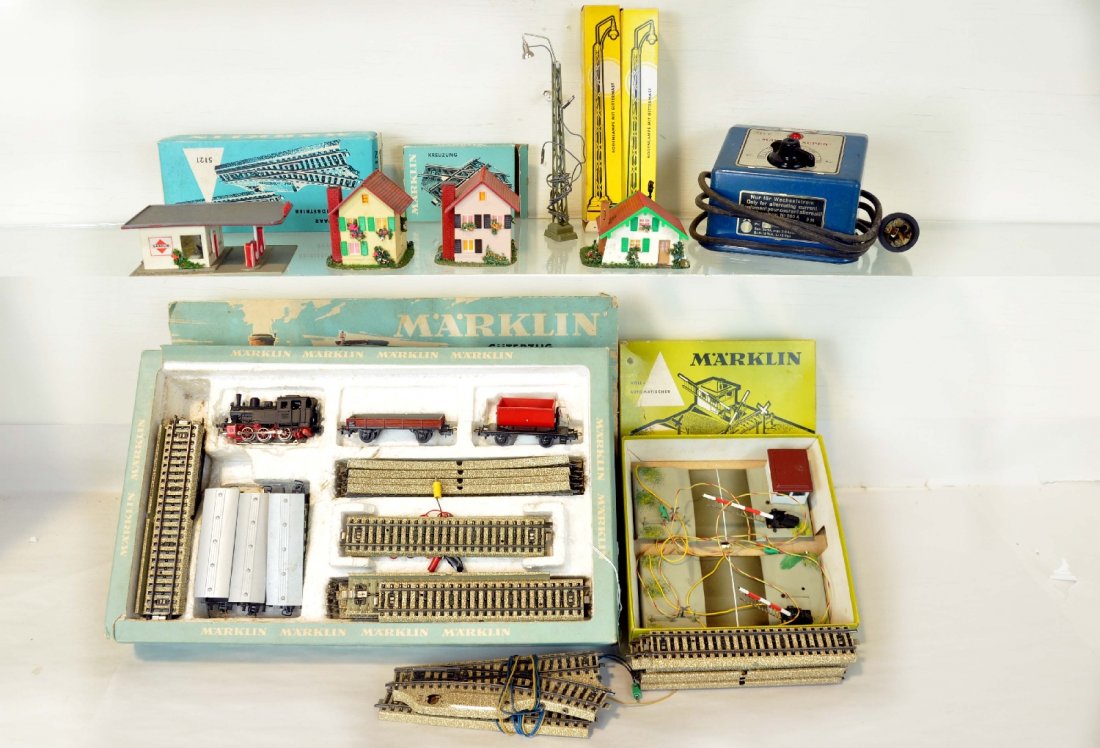 Marklin HO Train Set, Plus: Includes a 2933 starter freight set with 3 extra litho tin coaches; extra track; transformer; n7192 auto crossing gate, ob; 2 #7046 station lights, obs; 5121 pr switches, ob; 5211 cross track, ob, ass