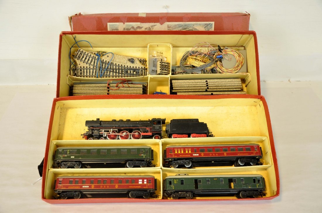 Nice Boxed Marklin Set 846/4: Includes a F800 4-6-2 cast loco & tender; 346/1 coach; 346/2 Spieswagon; 346/3 Schlaff wagon; 346/4 baggage. Includes a nice amount of track & switches, all in a two tier setbox, top is somewhat worn.