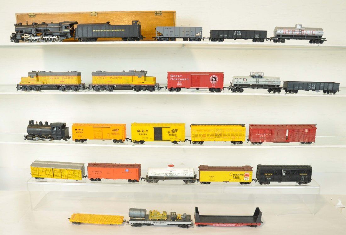 22Pc Vintage HO Trains Lot: Includes a built-up Bowser or Kemptron PRR 2-10-0 steam loco & tender with wood carying case, missing 1 latch; 1950s Revell 0-6-0 tank loco; Mantua UP AA diesel, missing handrails; plus 18 freight car