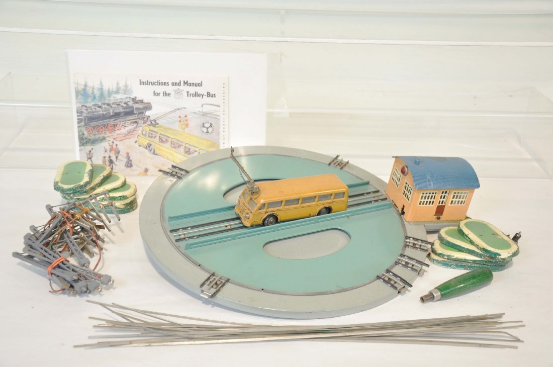 2 European HO Accessories: Includes an Eheim electric bus set with uprights & instructions, C5; Marklin early 410M turntable, clean C7+