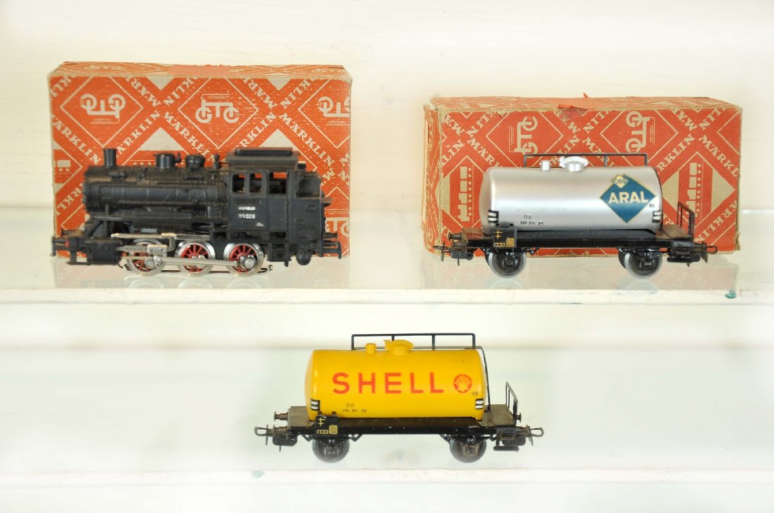 4Pc Early Marklin HO Set, Plus: Includes a CM800 tank loco; 304S 2-pack Shell & Aral tank cars, ob; plus an early 3601AA terminal track, ob. Trains show light runtime with C9 bodies