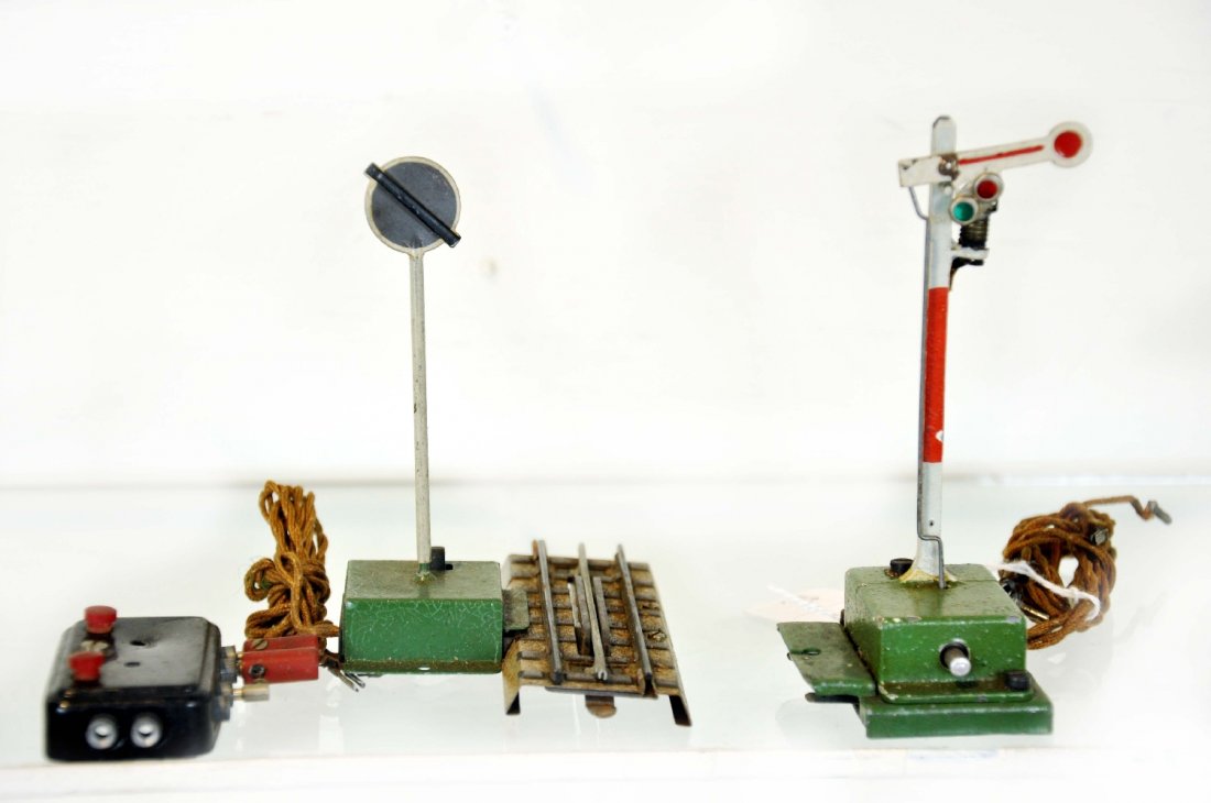 Scarce Early Marklin HO Signals: Includes a 442G semaphore, clean with some pimpling to casting and a light crack near clip hole, missing light cap; 13600EK uncoupler unit with control button. They show moderate playwear and are scar