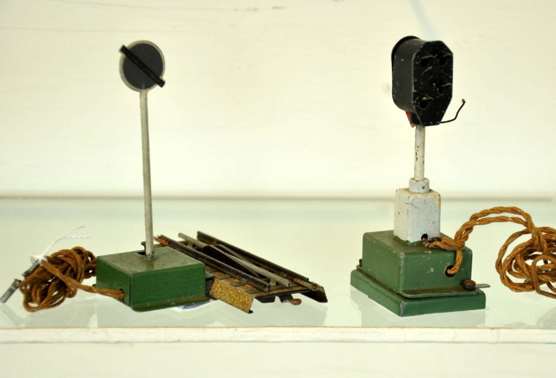Scarce Early Marklin HO Signals: Includes a 476N Line signal, some light fatigue to white base, but appears straight; 13600EK uncoupler unit. They show light to moderate playwear, paint is C6+