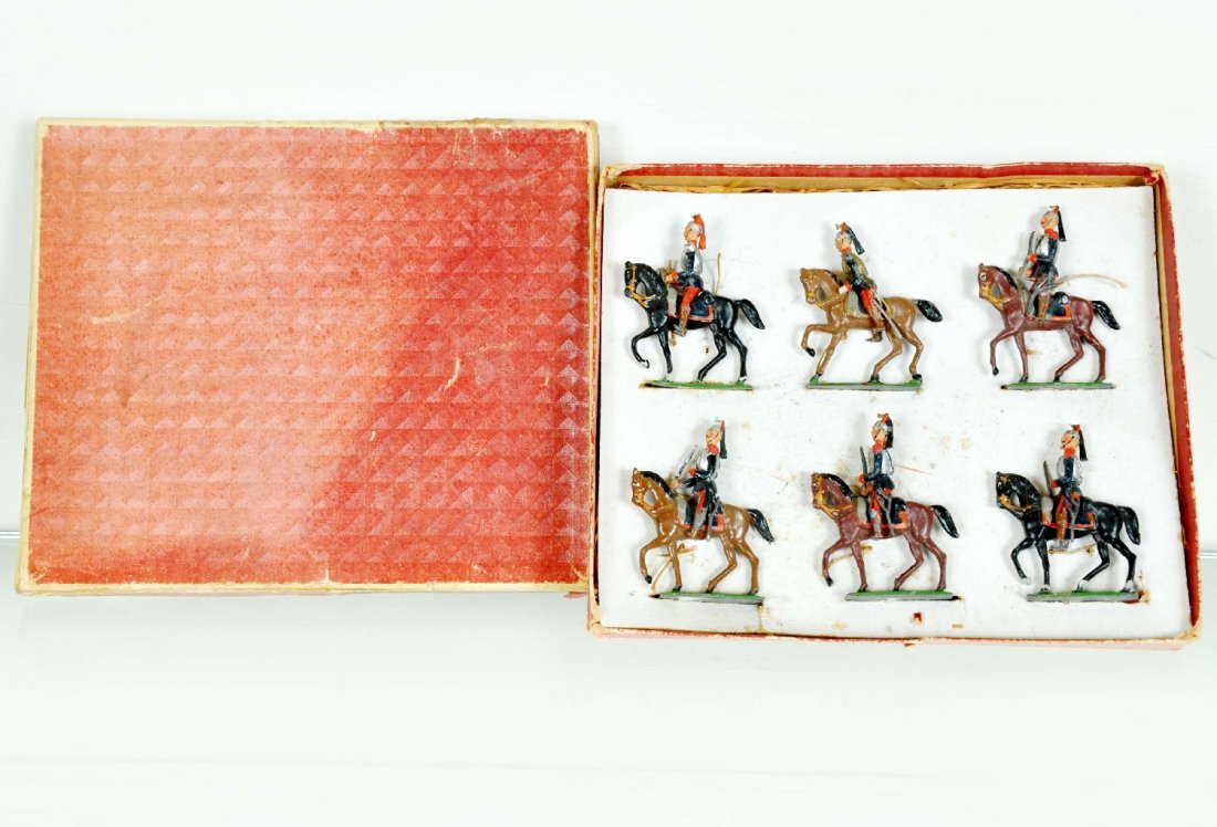 Boxed Heyde Life Guards: Nice early 6pc set with bugler, officer and 4 soldiers with swords. All appear complete with usual minor bending to weapons. There is some paint wear at high spots from box, but overall clean, respect