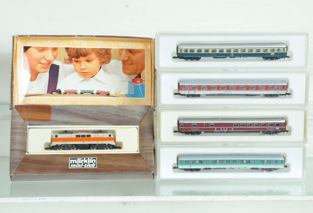 5Pc Marklin Z Gauge DB Passenger Set: Includes an 8855 electric loco; 8780 commuter coach; DB coach; 8713 Spieswagon; 8734 coach. All appear like new with boxes, 1 missing label, loco box shows light wear, C9-10