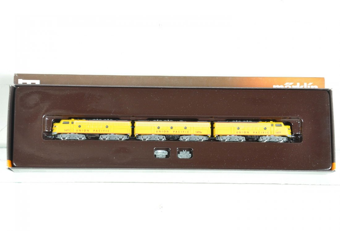 Marklin Z Gauge 8832 UP F3 ABA Diesels: Nice American 3 unit diesel set with cowl extenders. They are new in box, C10