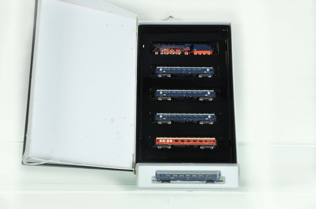 Marklin Z Gauge Dompfeil Express Train: Includes the 8135 set, with the 4-6-2 steam loco; 3 coaches & Spieswagon; plus an 8778 Grande Express coach. All appear like new with boxes, C9-10