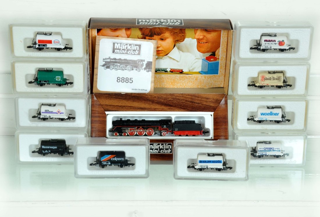 11Pc Marklin Z Gauge Steam Petroleum Train: Includes an 8885 4-6-2 steam loco & tender; tank cars- 8612 CAP; 8612 MAN; 8624; 8611-038; 8612.5; 8611-041; 88610.4; 8611.22; 8612 UNI; 8611-01. All appear like new with boxes, some have replaced lab
