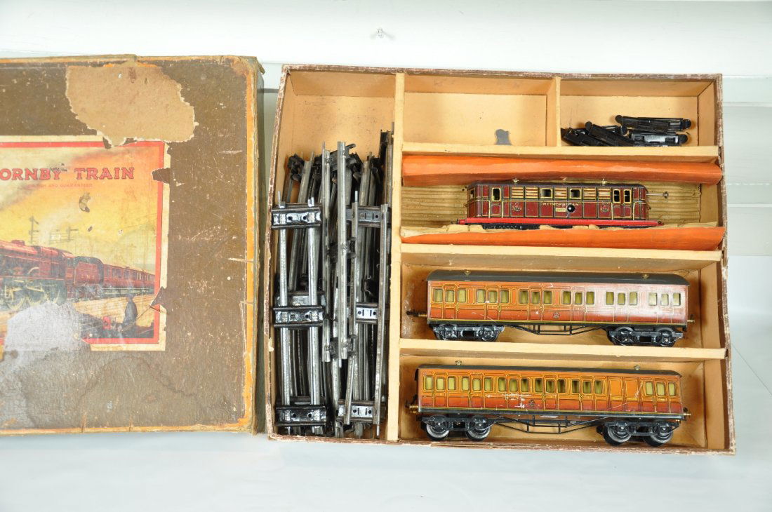 Scarce Boxed Hornby Metropolitan Set TS423: Circa 1930s, includes a #2 Metropolitan box cab electric, mechanism functions with key; matching compartment coach and combine. Set includes track, set box with inserts, top incomplete. Trains show mo