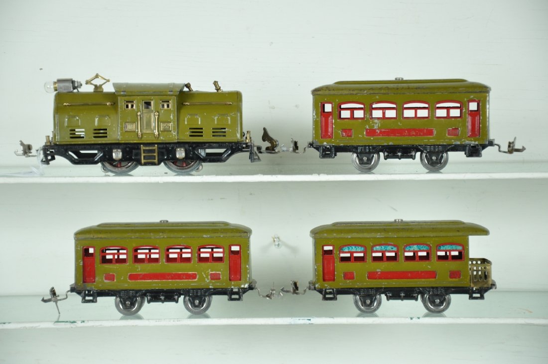 4Pc Lionel 252 Passenger Set: Includes a 252 electric loco, rewheeled; 2 #529 Pullmans; 530 observation. All are clean and show moderate playwear, C5+-6