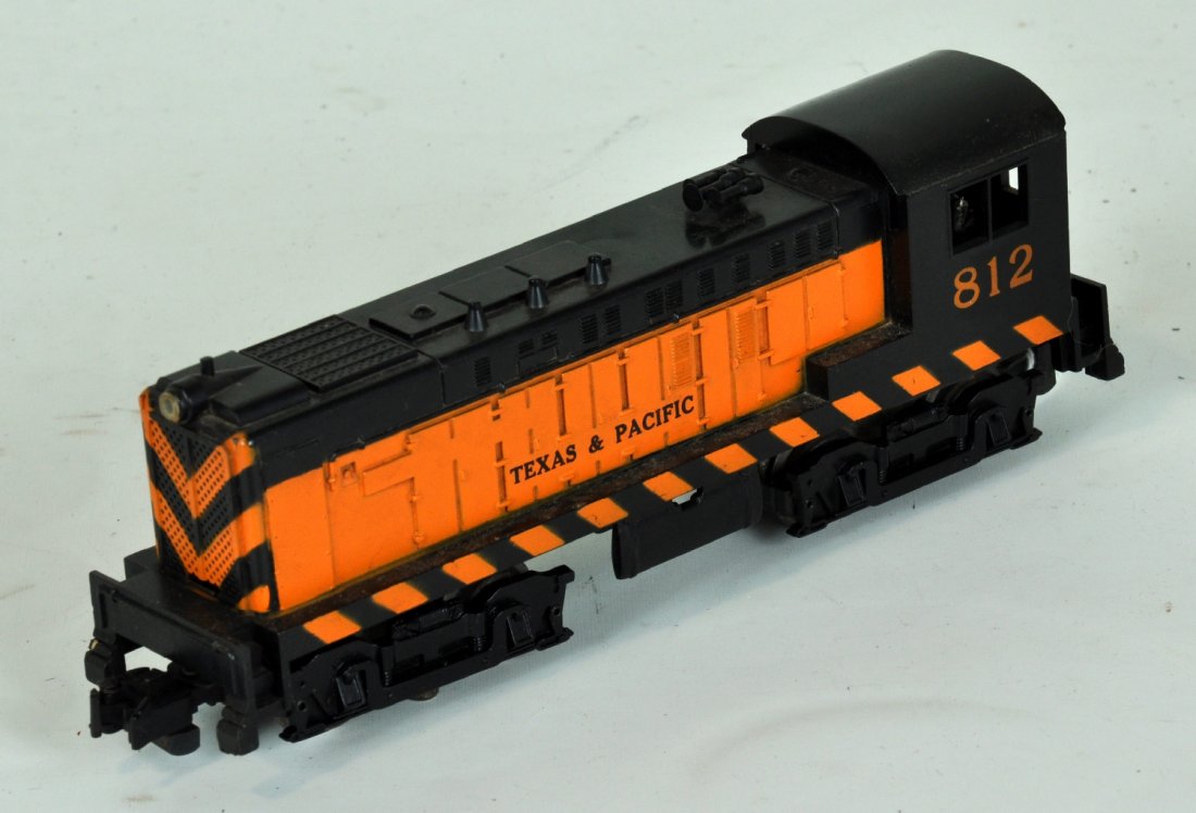 American Flyer 21812 T&P Baldwin Diesel: S Gauge. Clean with extended step boards. It has a hairline screw crack, but has nice graphics and shows light playwear, C7+