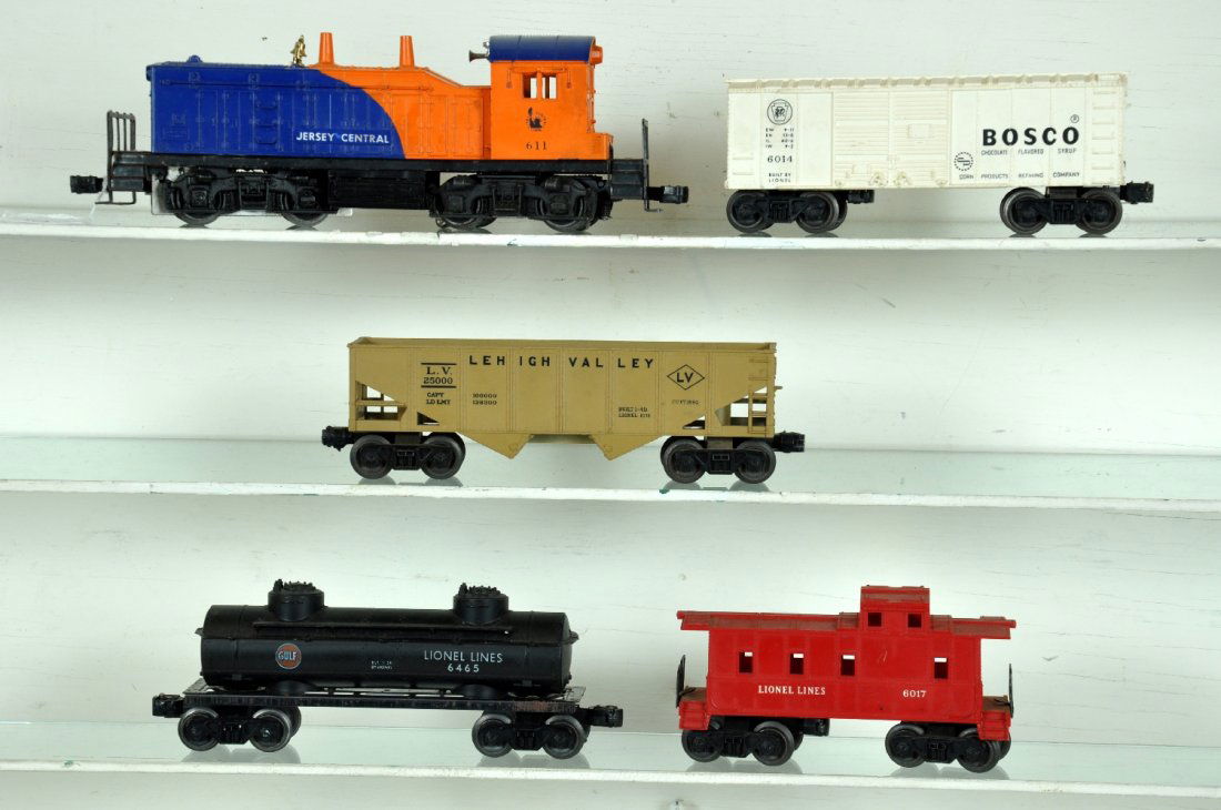 5Pc Lionel 611 Diesel Freight Set: Includes a 611 JC NW2 diesel, clean, but has a hairline screw crack up to headlight; 6014 Bosco car; 6465 Gulf tank car, oxi spots on frame, broken; 6176 hopper, sun faded; 6017 caboose. All show mode