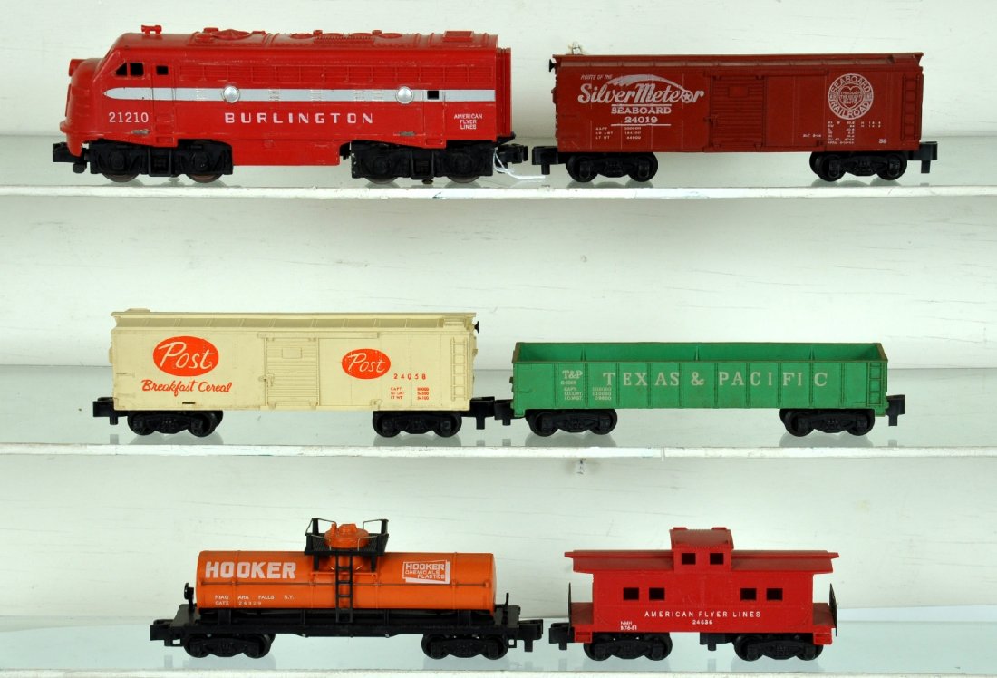6Pc American Flyer Burlington Diesel Set: S Gauge. Includes a 21210 Burlington F9 diesel. It has an original nose label and nice lettering. The shell is intact with a minor stress mark near tab one side; 24058 Post Cereals boxcar; 24329 Hooke