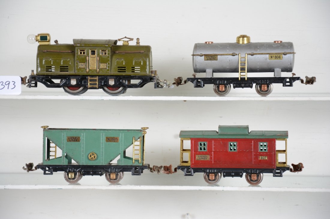 4Pc Lionel 252 Freight Set: Includes a 252 center cab electric, replaced light, 1 wheel shows fatigue; 804 tank car; 803 hopper; 807 caboose, all show moderate playwear, C6