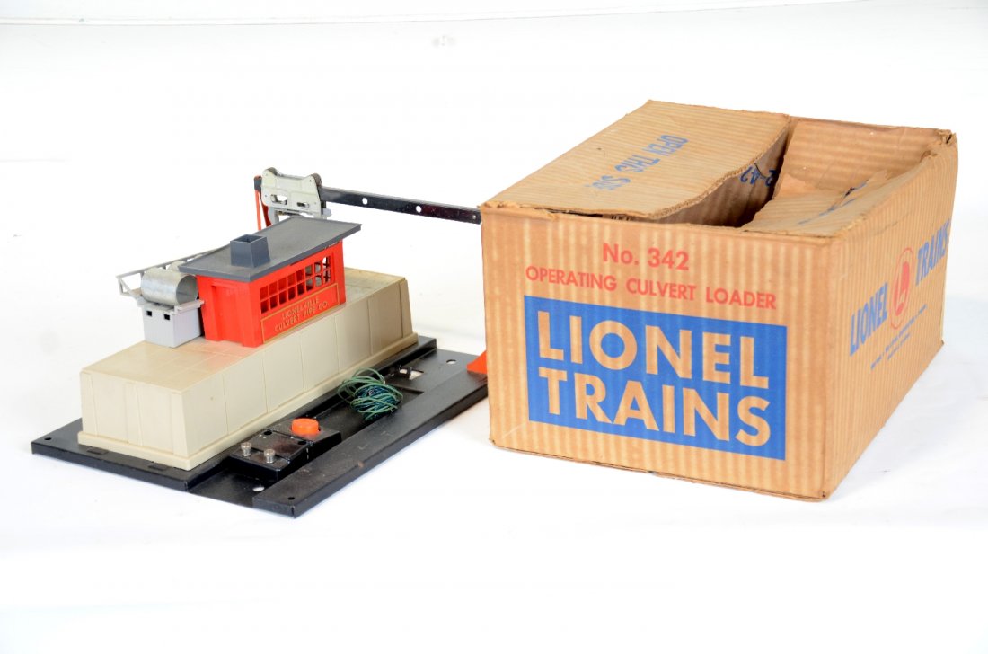 Boxed Lionel 342 Culvert Loader: Clean with controller & pipes, just missing the 6463 gondola. It has a nice original box(tear in flap) and shows only light to moderate playwear, C7