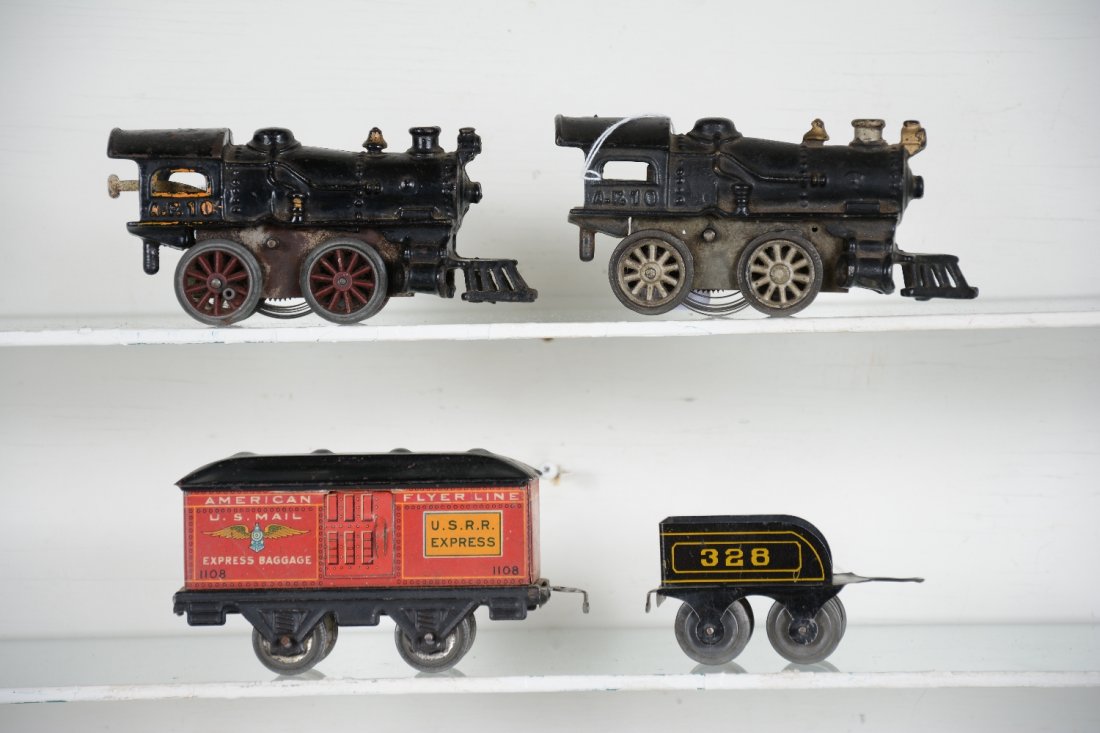 American Flyer Group: Includes an early & late 10 steam locos, both have functional mechanisms, early has chipped wheel flange & missing rods; scarce early 328 tender; 1108 late baggage. All show moderate playwear, otherwi