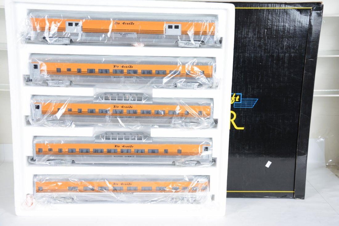 Weaver D&RGW Scale Aluminum Cars: 042, nice 5-car set with baggage, 3 coaches & observation. They appear test run with setbox, C9+-10
