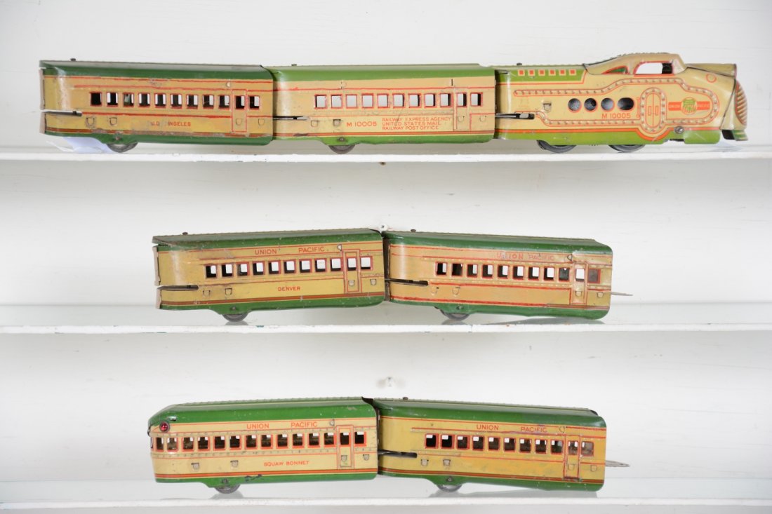 7Pc Marx NM10005 Streamliner: Includes a prewar M10005 diesel; RPO; 4 coaches & squaw Bonnet observation, several have repaint, so examine photos closely.