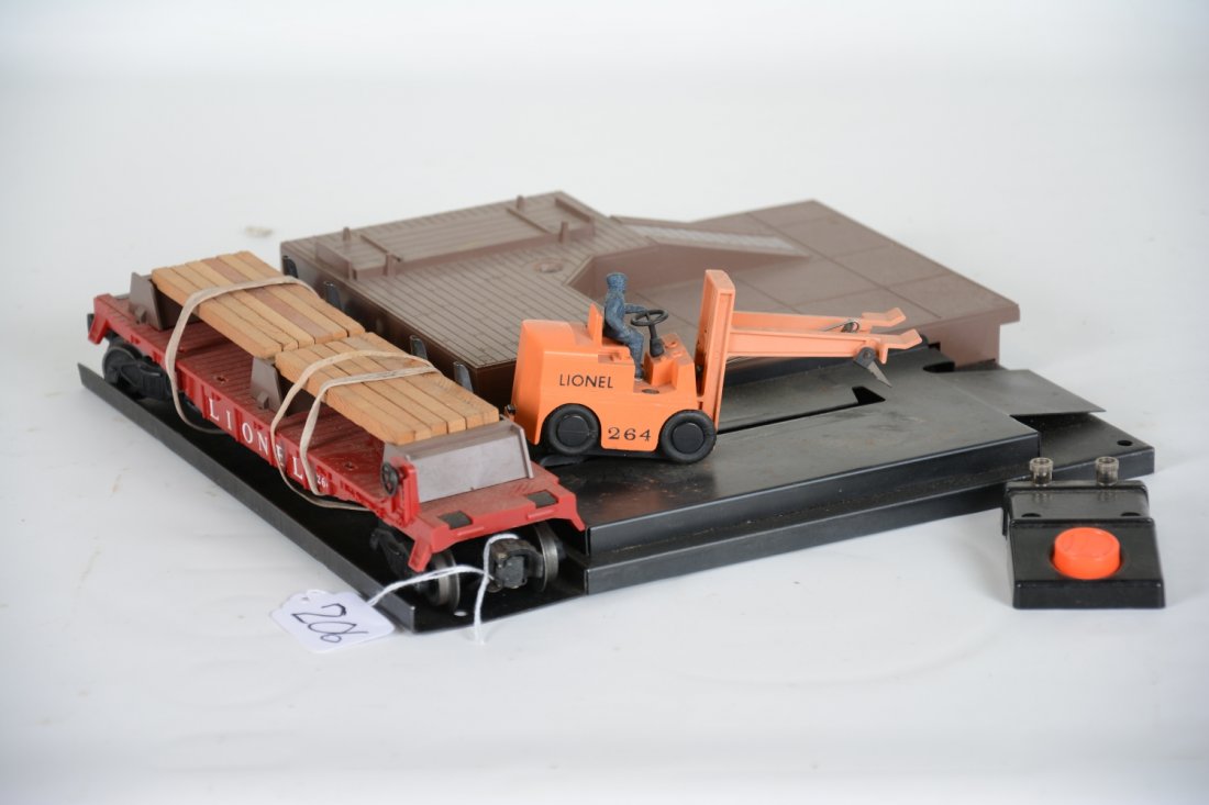 Lionel 462 Forklift Platform: Clean with forklift, 6264 flat car & 90c controller. It is just missing the white crane. It shows light to moderate playwear, C7