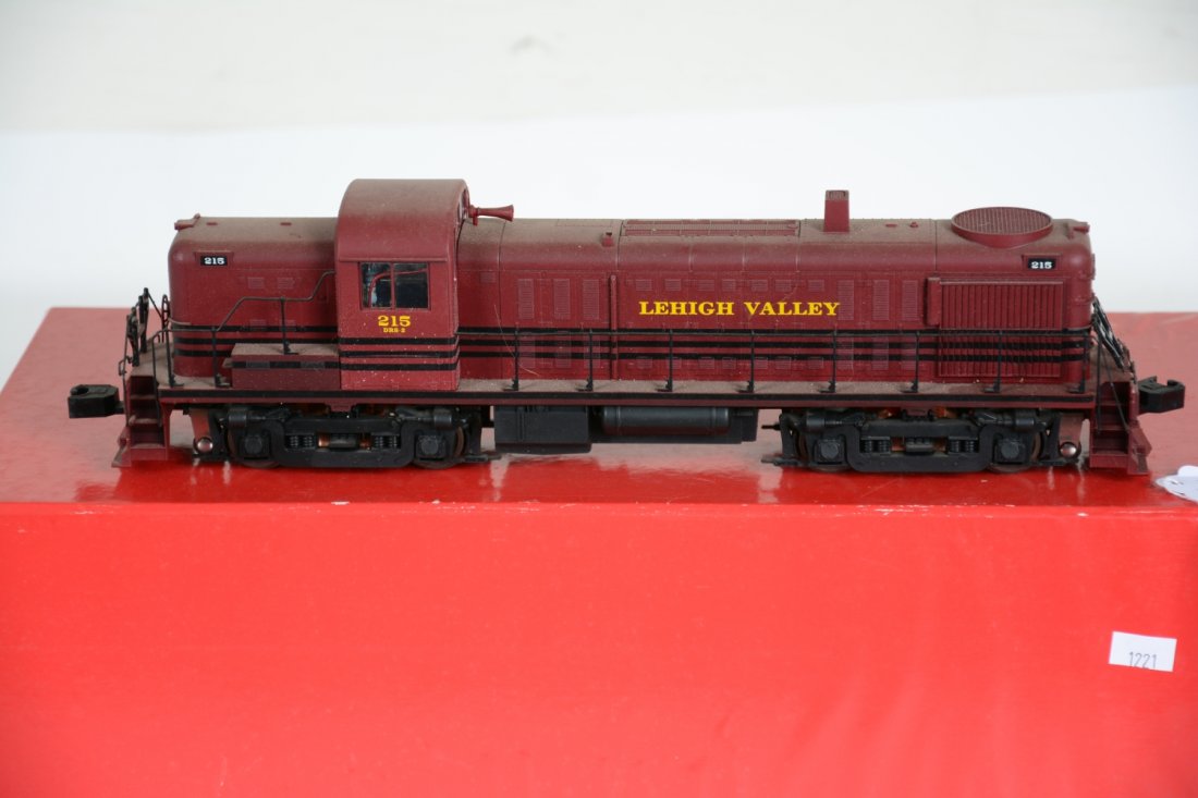 Boxed Weaver LV RS3 Diesel: Fairly clean showing light runtime with worn box, C8+-9