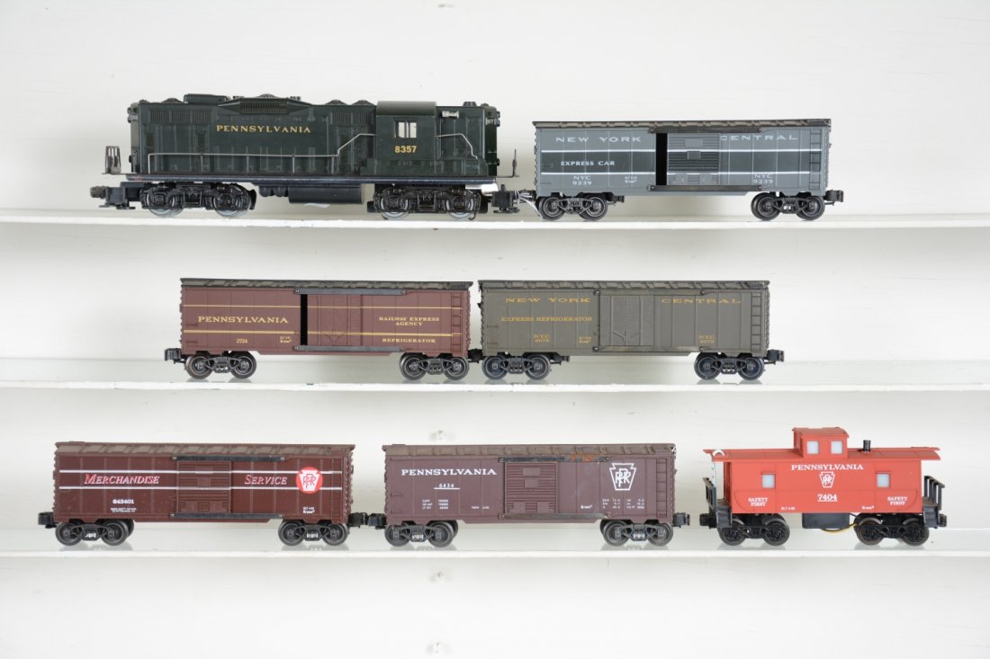 7Pc Lionel K-Line PRR Diesel Set: Includes a Lionel 8357 PRR GP9 diesel; 3 K-Line Classic boxcars, 1 has rust spot on door guide; 3 Classic reefers; with metal sprung trucks; PRR lighted caboose. Rest show light runtime with C9 bodies