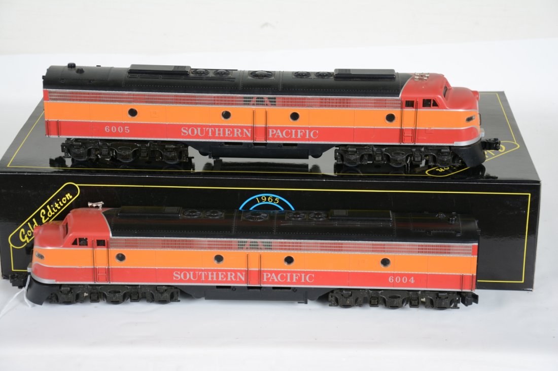 Weaver SP Daylight E8 AA Diesels: Nice dual motor, both powered AA diesels. They show light runtime with C9 bodies, setbox & shipper.