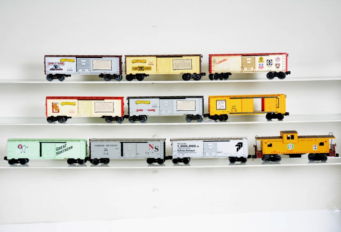 10 Lionel Modern Freight Cars: Includes a DM&IR caboose; boxcars- 9482, 9401, 19215, 9431; 9429; 9418; 9434; 9430; Pullman Standard. All have shelf dust with some lightly run, some unrun, C8+-9