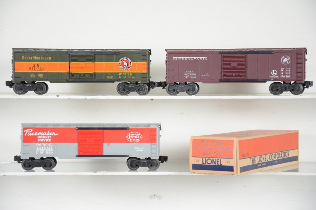 3 Lionel 6464 Boxcars, 1 Boxed: Includes a 6464-125 NYC Pacemaker, type IIA, rubber-stamped with tag on "s". Has small smudge, 1 side, otherwise LN, ob, C8; 6464-200 PRR, type I, shows light to moderate wear, C6+-7; 6464-450 GN, typ