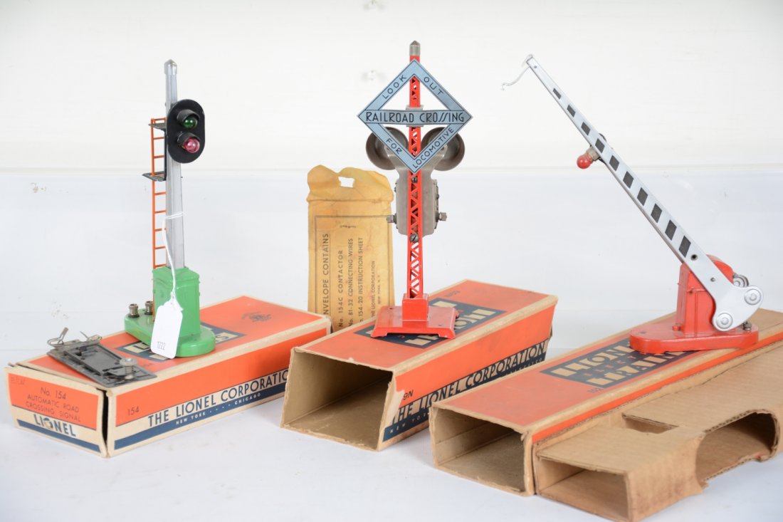 Clean Boxed Lionel Accessories: Includes a 69 warning bell; 152 crossing gate; 153 block signal. All show light signs of use, 2 have obs, plus a 154 box. C8